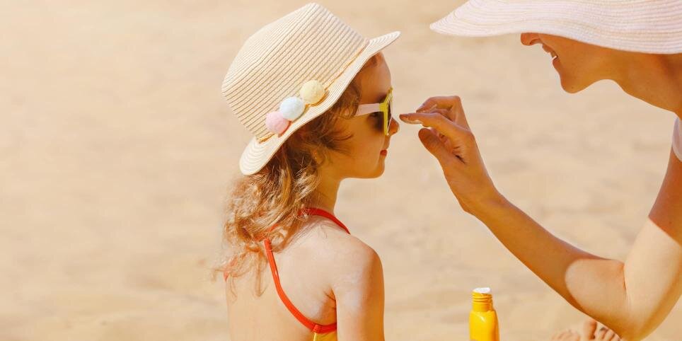 Kaitse oma lapse õrna nahka päikese eest! Proviisor soovitab, milliseid päikesekaitsetooteid lastele valida